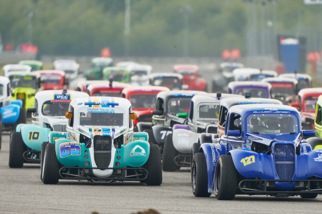 Rekordmånga förare redo för dramatisk start i Legends Car Cup på Padborg Park