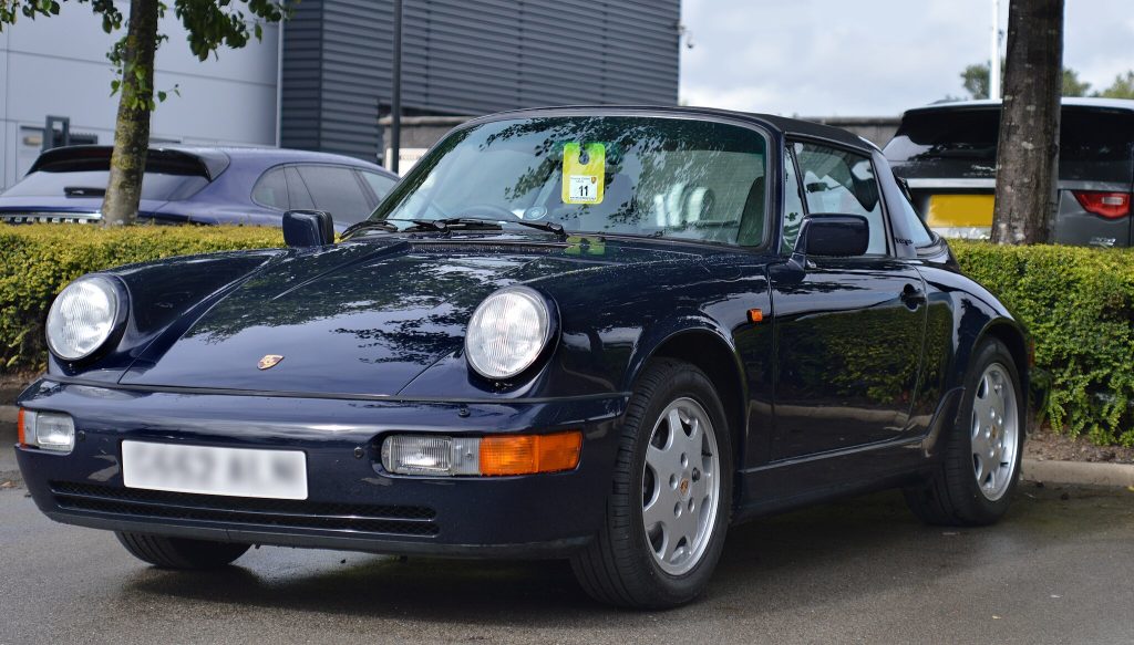 多多123 / Wikimedia Commons / “Porsche 911 Carrera Stratstone” / CC BY 4.0