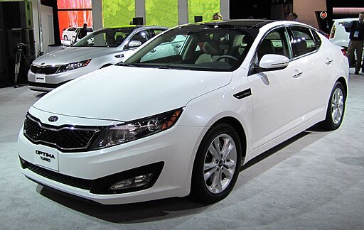 Kia_Optima_NAIAS_2011.jpg: sarahlarsonderivative work: ZZZico, CC BY 2.0 via Wikimedia Commons
